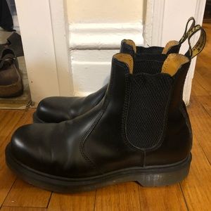 DR MARTENS CHELSEA BOOTS